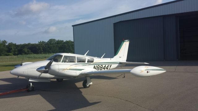 Piper PA-39 Twin Comanche CR (N8844Y)