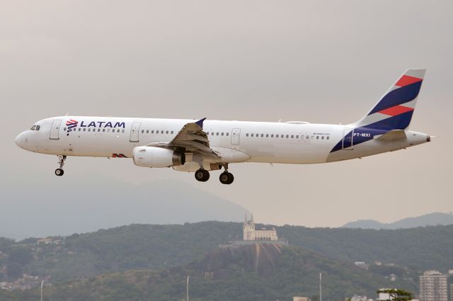 Airbus A321 (PT-MXI)