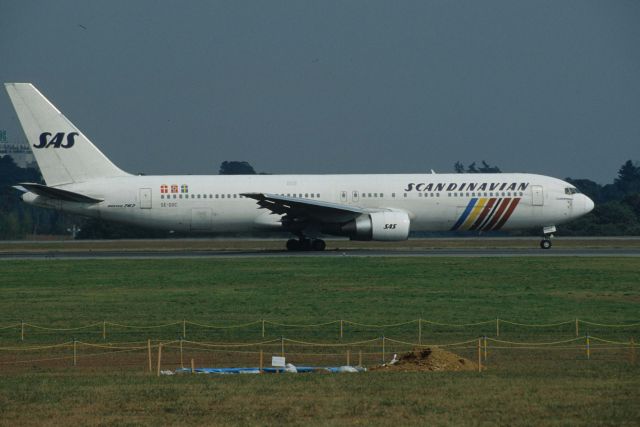 BOEING 767-300 (SE-DOC) - Departure at Narita Intl Airport Rwy16R on 1996/10/19