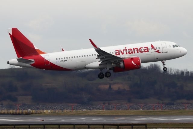 Airbus A320 (N769AV) - 'TACA 444' arriving from San Salvador on 33L