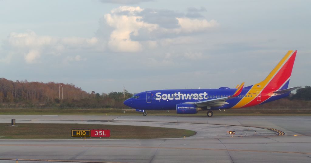 Boeing 737-700 (N7708E) - Southwest Airlines Flight 4409 taking off from MCO to BNA