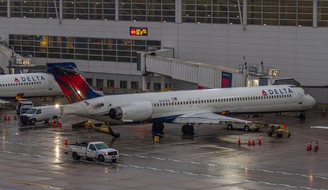 McDonnell Douglas MD-90 (N940DN)