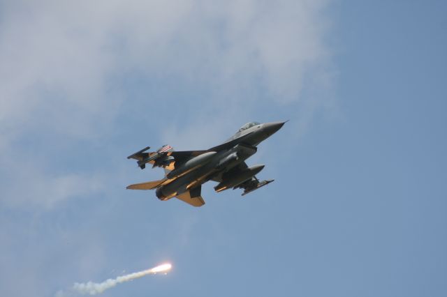 Lockheed F-16 Fighting Falcon — - WI ANG 115 TFW F-16 at Hardwood Range central Wisconsin dropping flares.