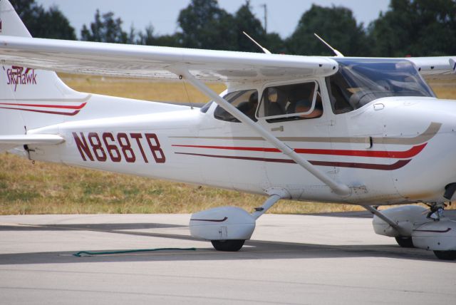 Cessna Skyhawk (N868TB)