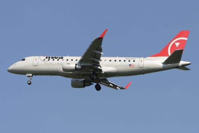 Embraer 175 (N633CZ) - May, 29, 2010 - arrived Detroit 