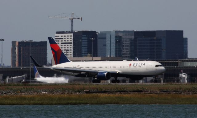 BOEING 767-300 (N174DZ)