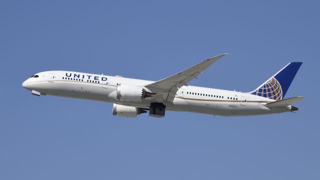 Boeing 787-9 Dreamliner (N26970) - Departing LAX on 25R