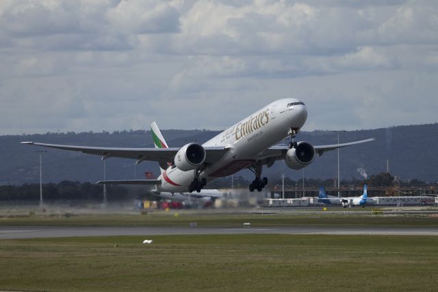 Boeing 777-200 (A6-EGC) - A6-EGC taking off on an overcast Sunday afternoon in Perth, Western asutralia