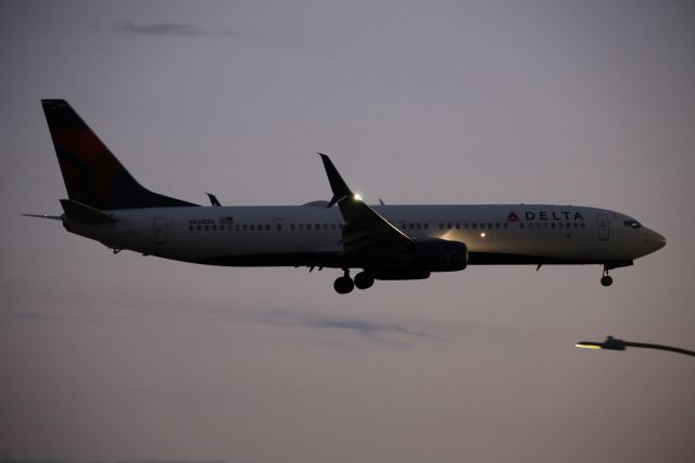 Boeing 737-900 (N838DN)