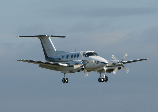 Beechcraft King Air F90 (N769D) - Landing on runway 14 at the Shreveport Downtown airport.