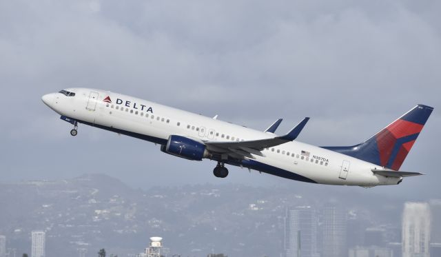 Boeing 737-800 (N387DA) - Departing LAX