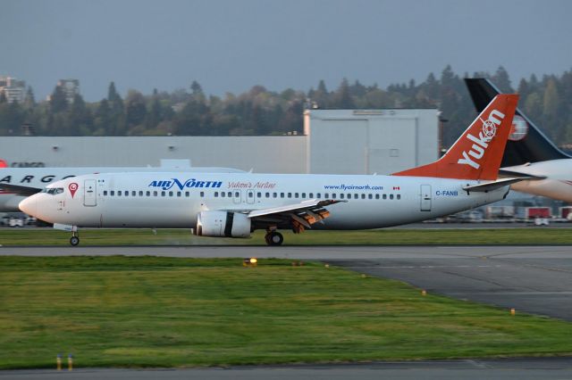 BOEING 737-400 (C-FANB)