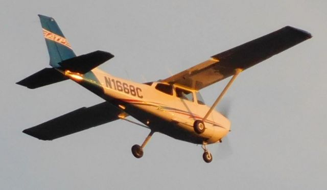 Cessna Skyhawk (N1668C) - N1668C over Corvallis, Oregon 6th February 2018.