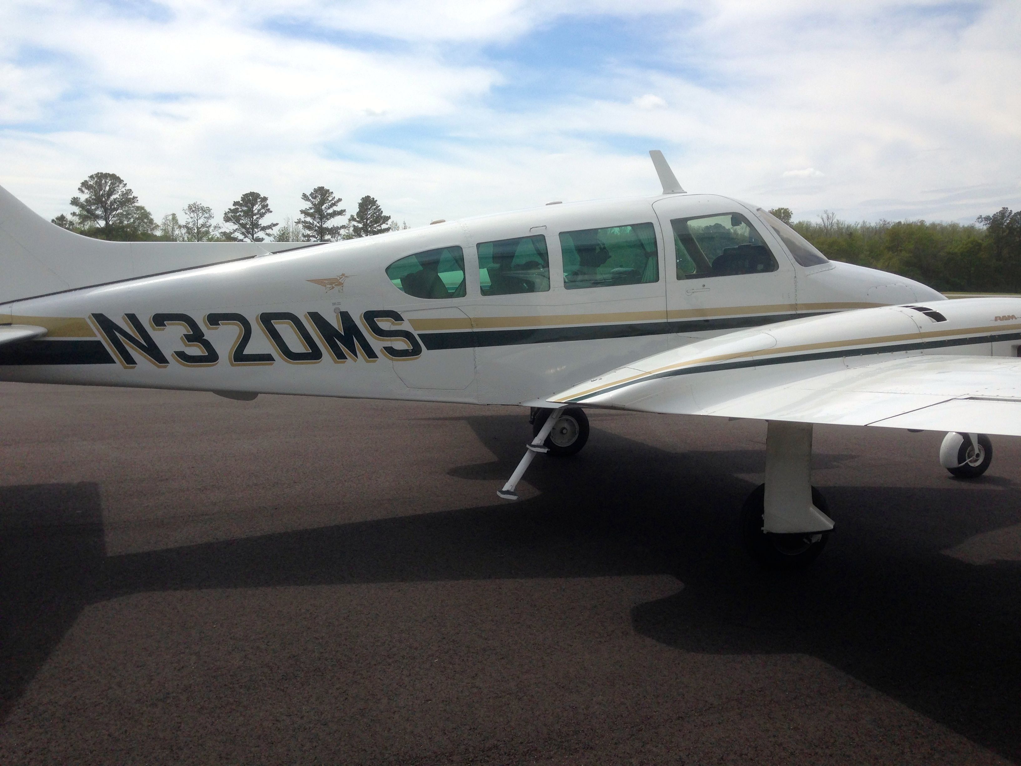 Cessna Skyhawk (N320MS)