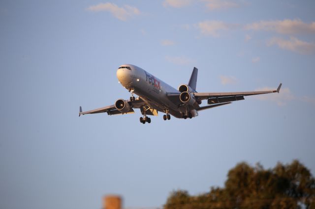 Boeing MD-11 (N586FE)