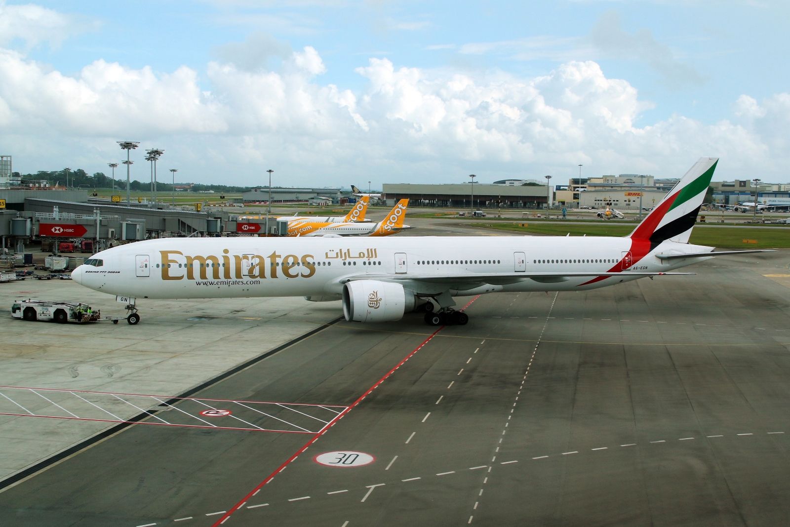 BOEING 777-300 (A6-EGN)