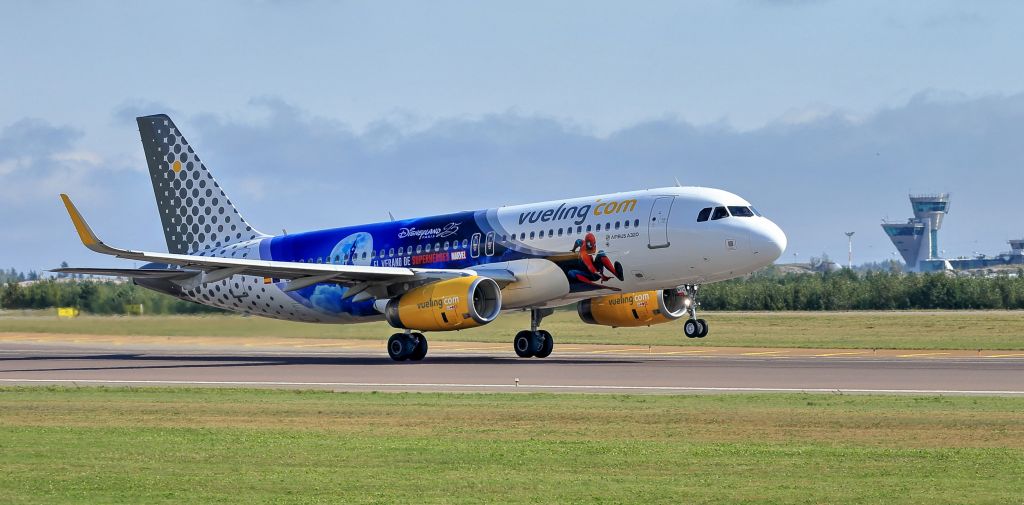 Airbus A320 (EC-MYC) - Vueling (Disneyland Paris Livery)