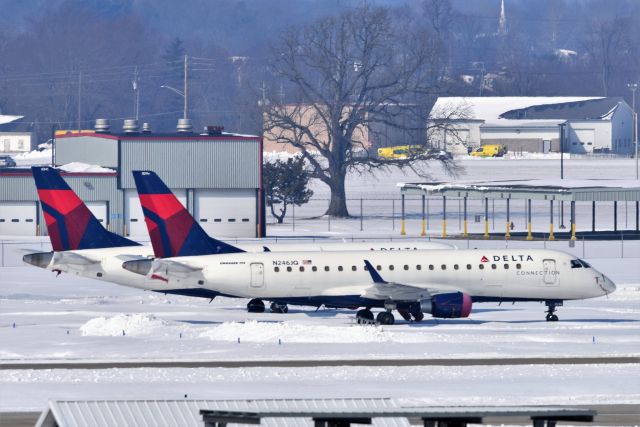 Embraer 175 (N246JQ)