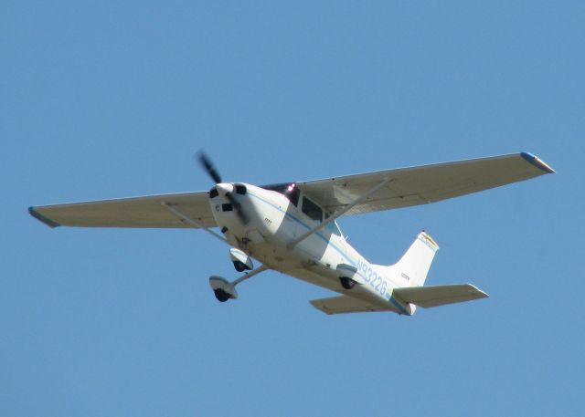 Cessna Skylane (N9322G) - Off of 32 at the Dowtown Shreveport airport.