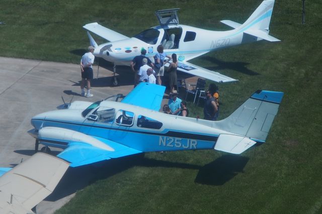 Beechcraft Baron (58) (N25JR)