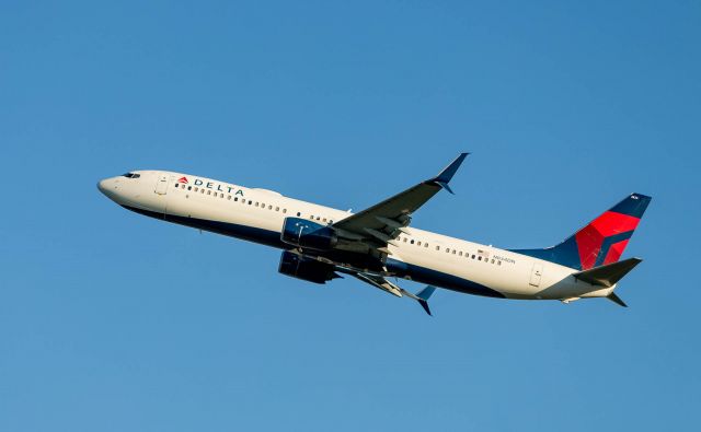 Boeing 737-900 (N834DN) - Delta 8895 departing KLEX Lexington's Bluegrass Airport after bringing the Florida Gators football team.