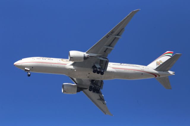 BOEING 777-200LR (A6-LRC)