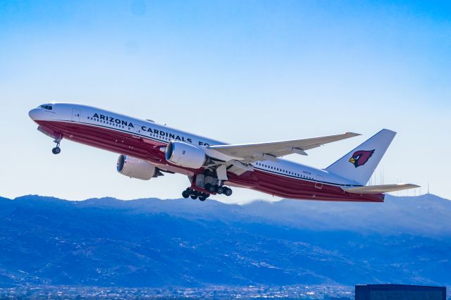 Boeing 777-200 (N867DA) - Arizona Cardinals 777-200 taking off from PHX on 11/22/22. Taken with a Canon 850D and Tamron 70-200 G2 lens.