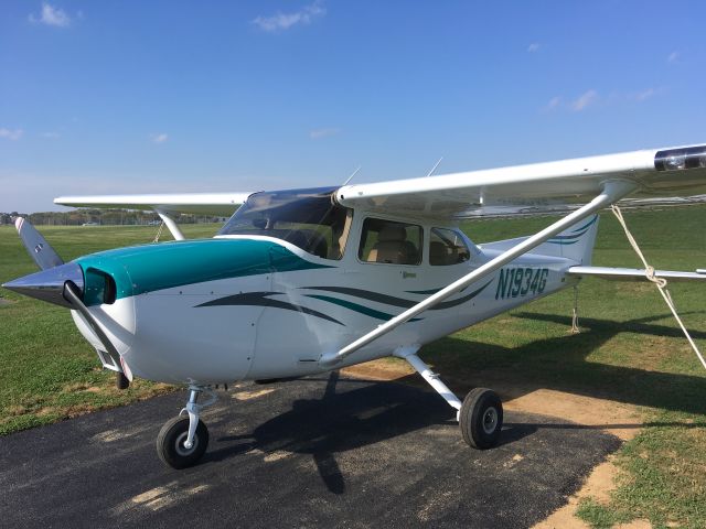 Cessna Skyhawk (N1934G) - New paint, new asphalt at Aero-Tech Services Inc.