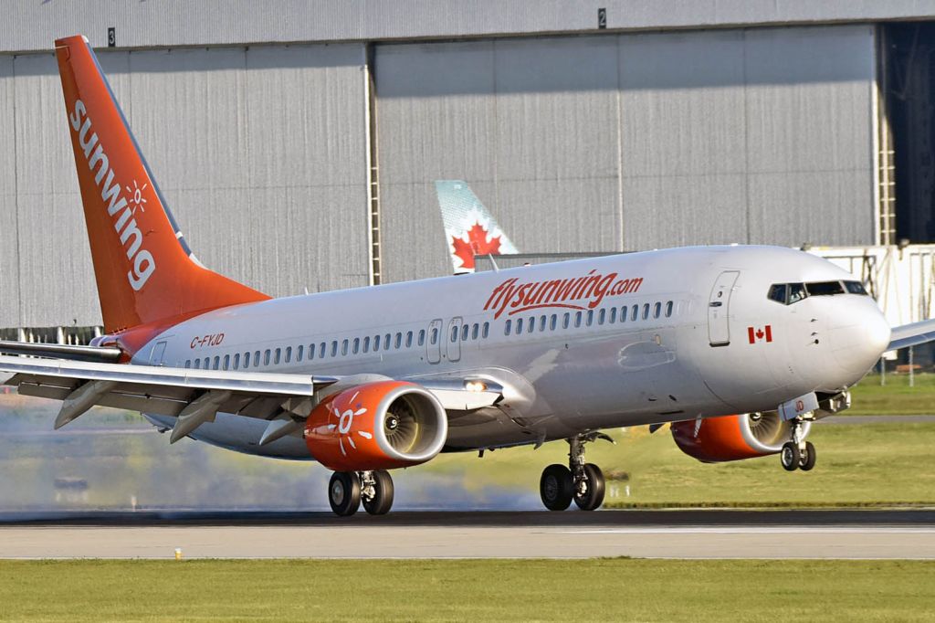 Boeing 737-800 (C-FYJD)