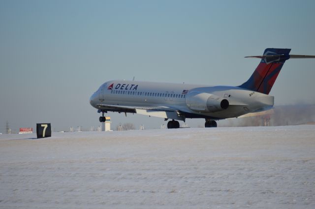 Boeing 717-200 (N959AT) - Burning some rubber on 06L.