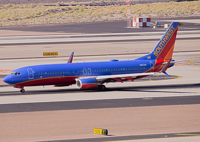 Boeing 737-800 (N8630B)