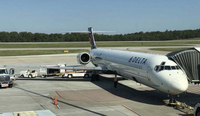 McDonnell Douglas MD-90 (N943DN)