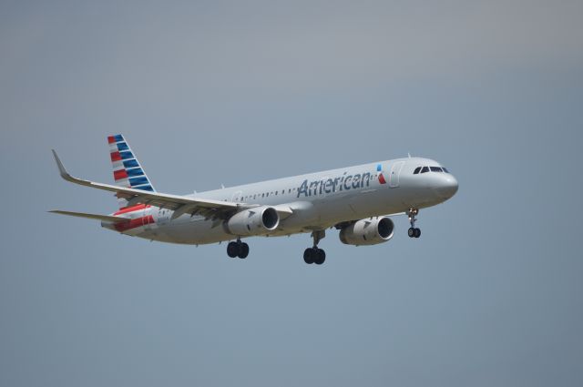 Airbus A321 (N143AN) - N143AN landing at KDFW on 5/28/2016 arriving from Cancun Intl (MMUN)