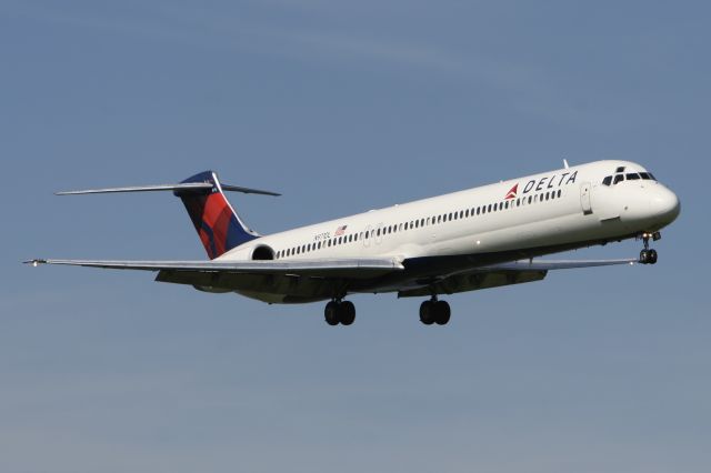 McDonnell Douglas MD-88 (N971DL) - April 21, 2014 - approached Washington Reagan 