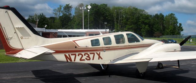 Beechcraft Baron (58) (N7237X) - One of RELIANT AIRs Barons, the best maintained fleet in the Northeast.