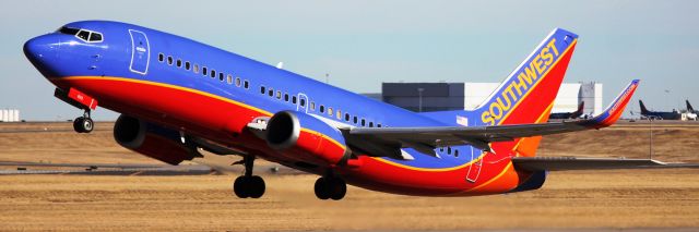 BOEING 737-300 (N622SW) - Departing runway 25.