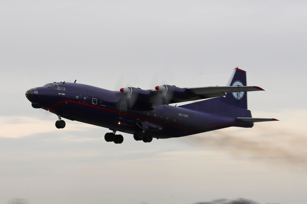 Antonov An-12 (UR-CNT) - UKL5051 departing RWY 25 on 1 Mar 2022.