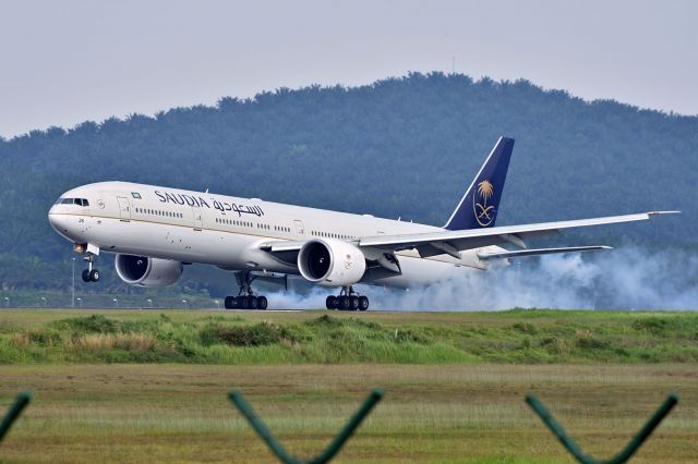BOEING 777-300 (HZ-AK26)