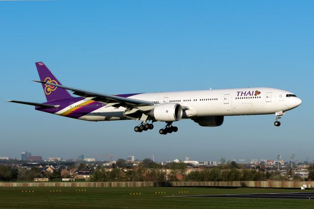 BOEING 777-300 (HS-TKU)