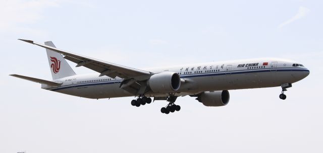 BOEING 777-300 (B-7952)