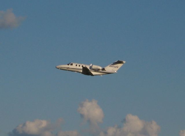 Cessna Citation CJ1 (N860DB) - taking off from runway 5