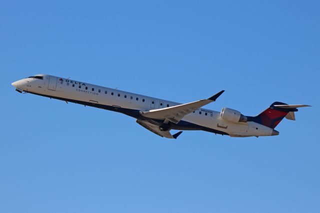 Canadair Regional Jet CRJ-900 (N825SK) - SKW4727 climbing out from RWY 24L en route to Minneapolis/St Paul Intl (KMSP) on 12 Mar 2019.