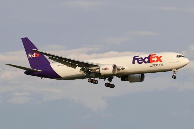 BOEING 767-300 (N129FE) - FDX356 heavy on short-final for RWY 24R from Memphis (KMEM) on 27 Aug 2019.