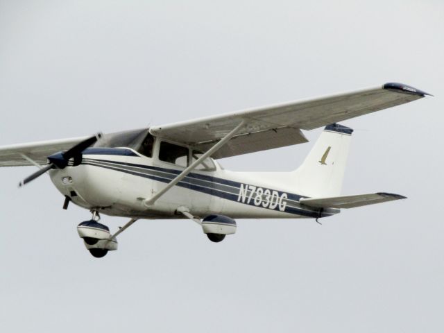 Cessna Skyhawk (N783DG) - Landing RWY 24