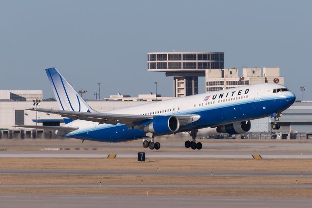 BOEING 767-300 (N665UA) - N665UA  Boeing  B767-322  UAL  KIAH  20140119