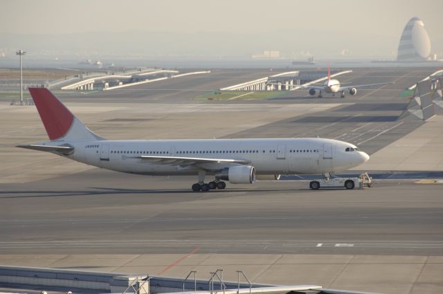 BON8558 — - Traction at Haneda Intl Airport on 2010/12/4 No Title ex JAL