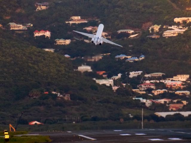 McDonnell Douglas MD-82 (PJ-MDE) - Insel Air Beautiful evening departure.