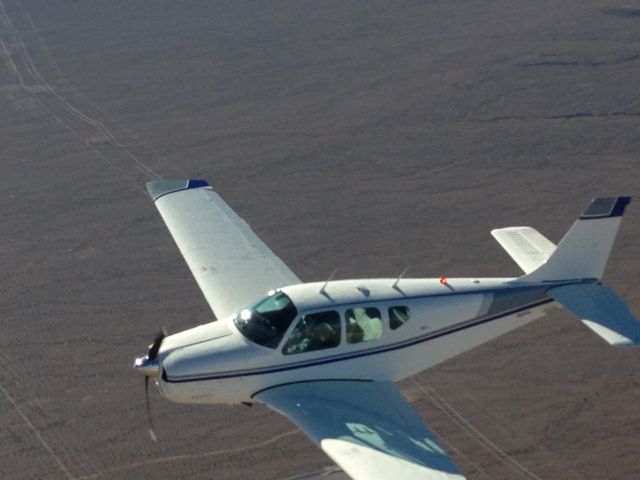 Beechcraft Bonanza (33) (N694HL)