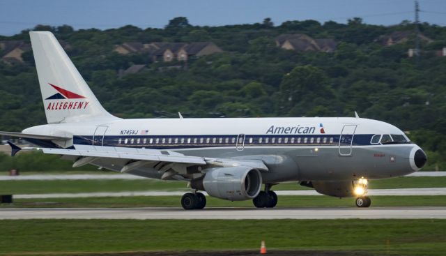 Airbus A319 (N745VJ) - Allegheny special landing 13R