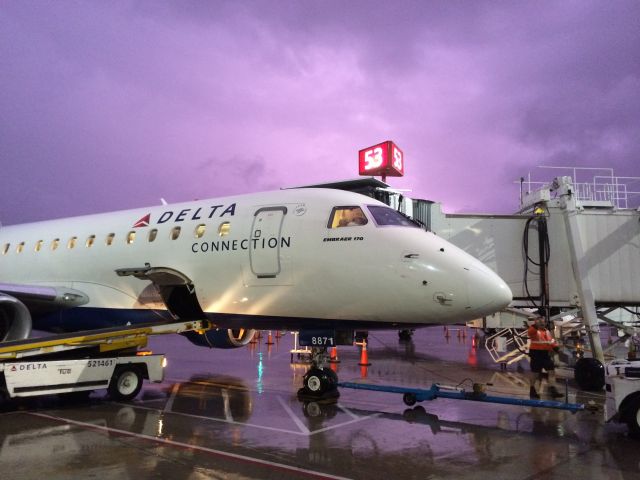 Embraer 170/175 (N871RW) - Rainy morning at Port Columbus.